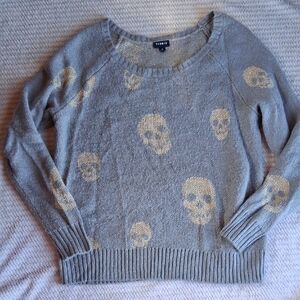 💰4/$15 DEAL! Torrid Gray and Gold Skull Sweater